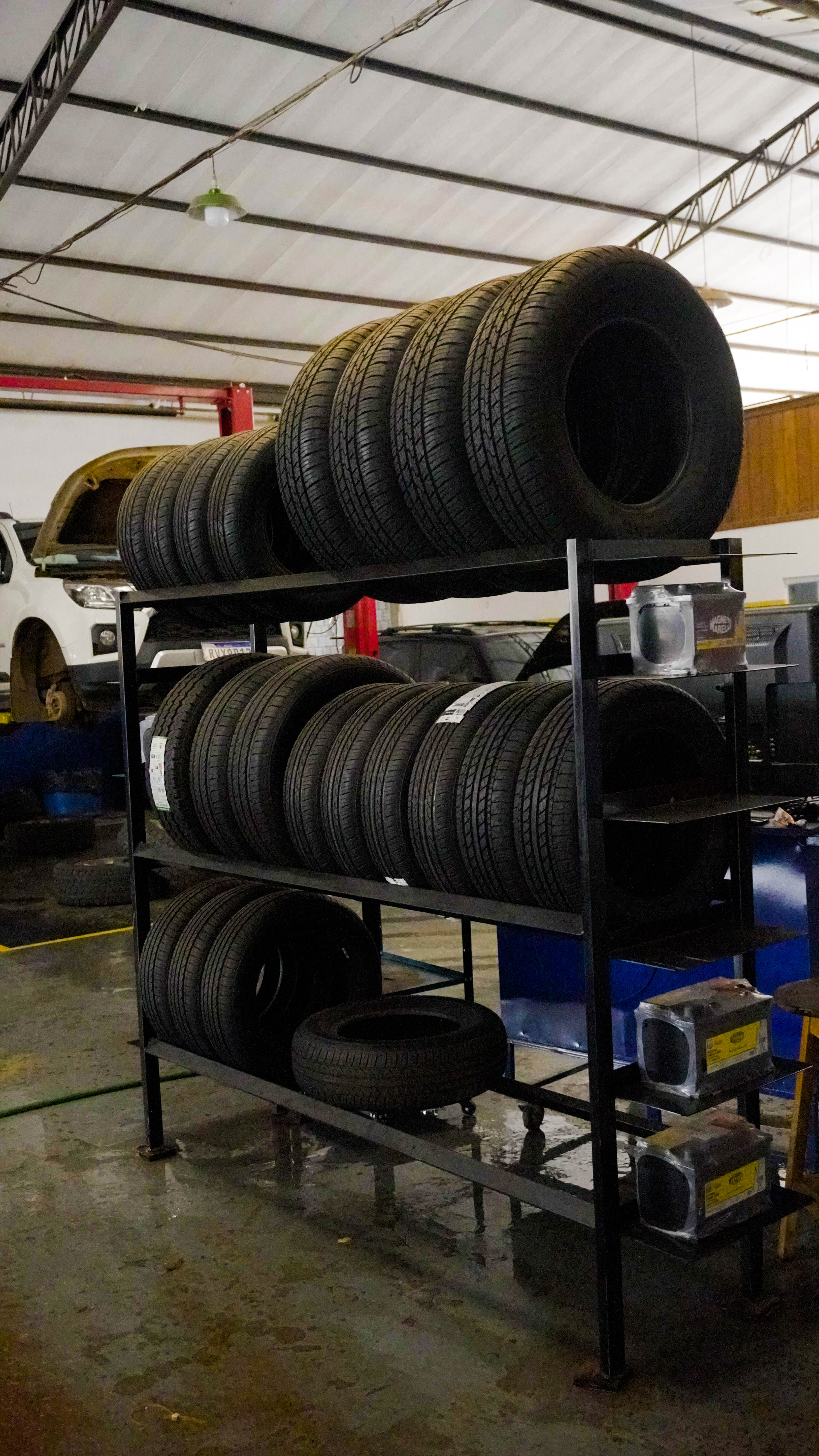 Estoque organizado de pneus