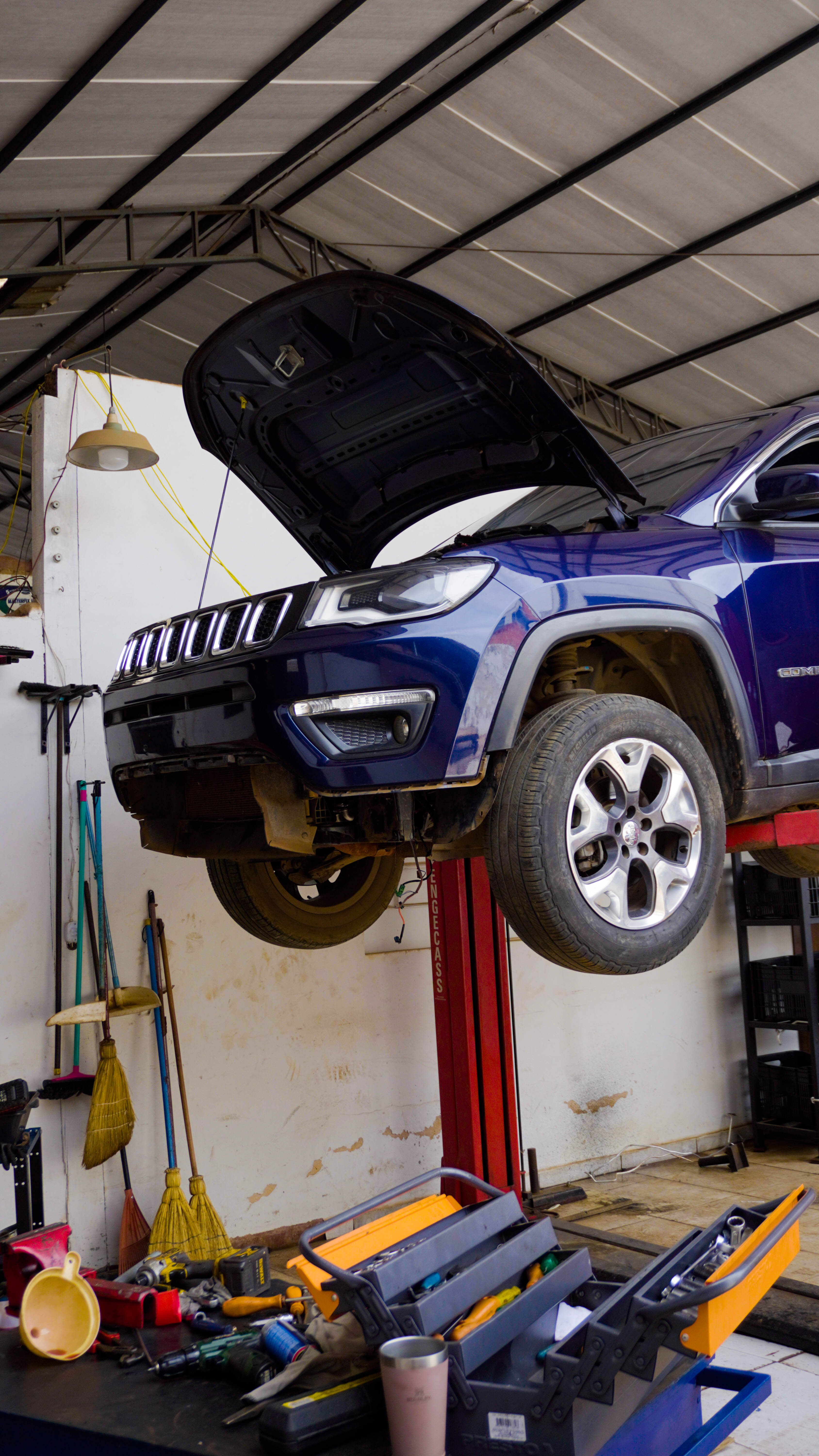 SUV Jeep em manutenção