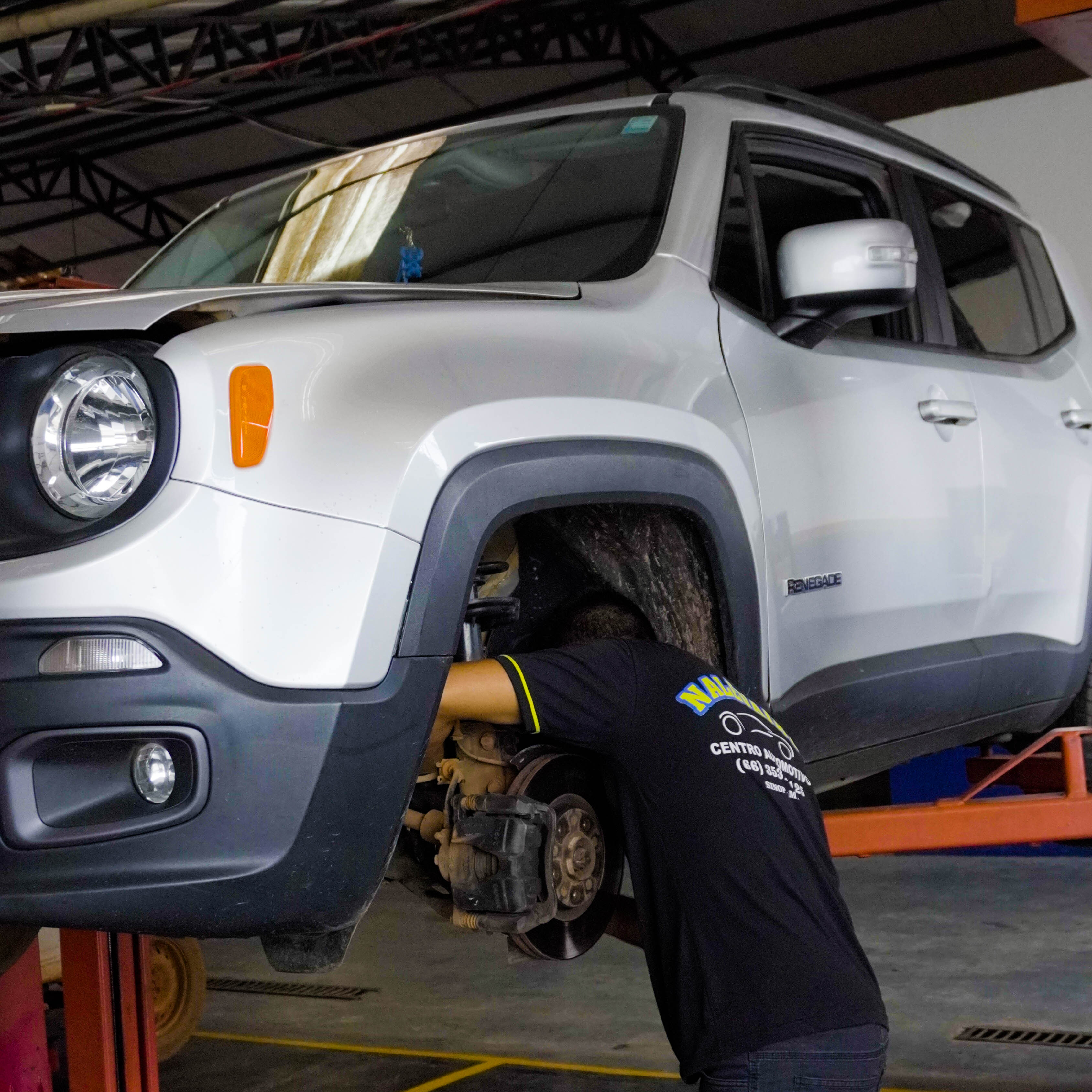Mecânico da Nalevaiko trabalhando em Jeep Renegade